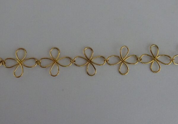 Goudkleurige bloemen armband met sluiting