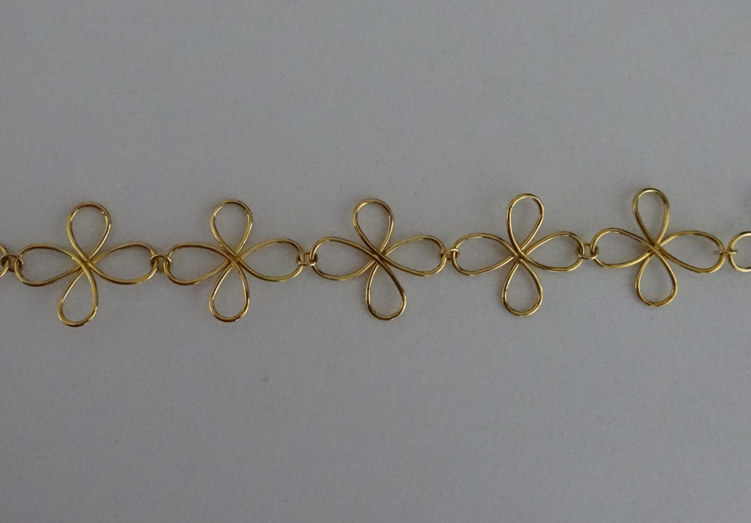 Goudkleurige bloemen armband met sluiting - Afbeelding 3