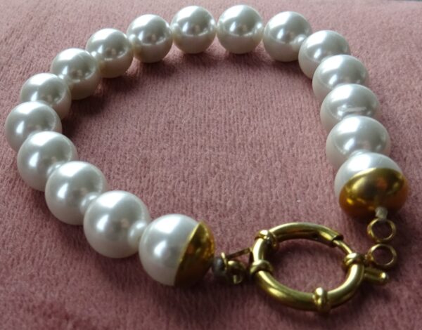 Witte grove parelarmband met sluiting