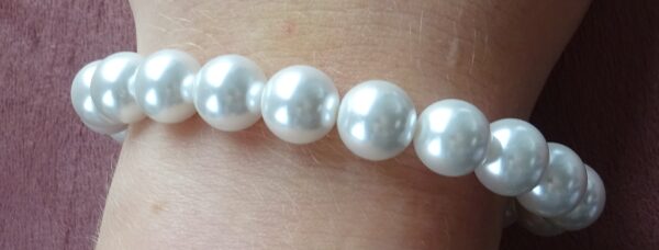 Witte grove parelarmband met sluiting
