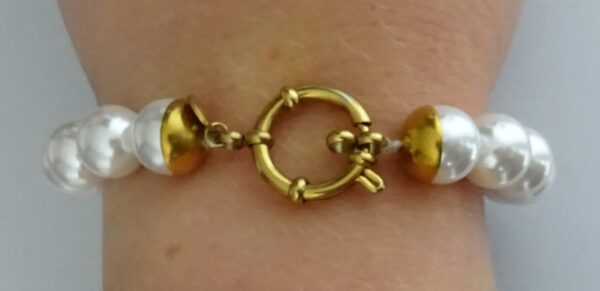 Witte grove parelarmband met sluiting
