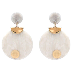 Beige statement oorbellen.