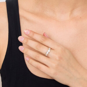 Wit-Zilveren ring op persoon