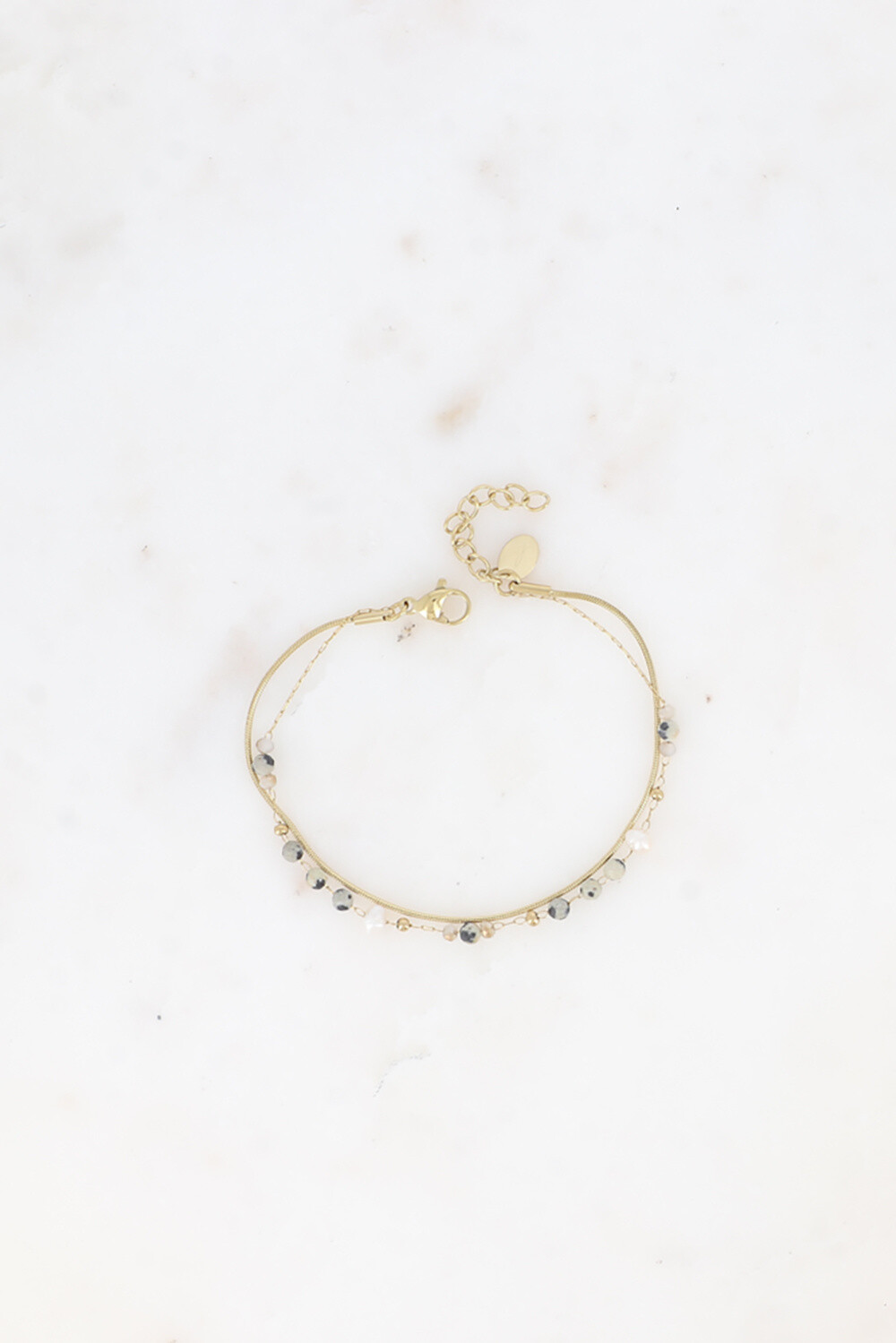 Sierlijke grijze armband met sluiting