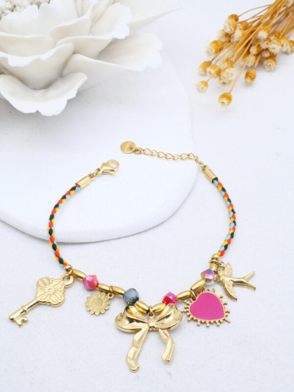 Kleurrijke decoratieve bedelarmband